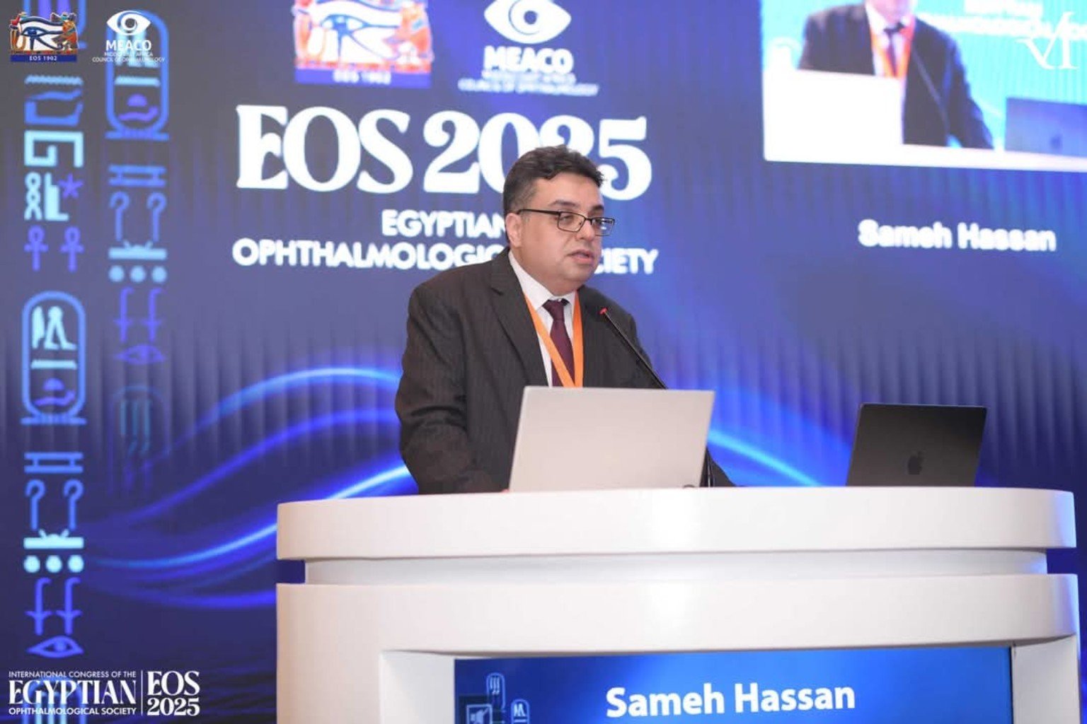أ.د. سامح حسن عند منصة مؤتمر الجمعية الرمدية المصرية EOS 2025.