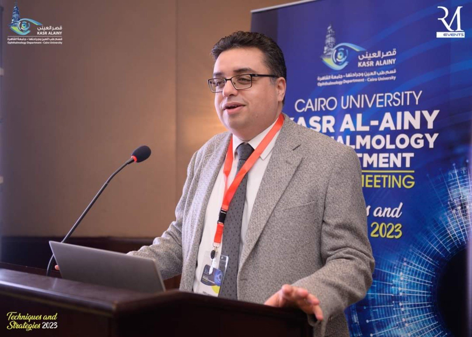 أ.د. سامح حسن يتحدث عند منصة اجتماع قسم طب وجراحة العيون بقصر العيني 2023.